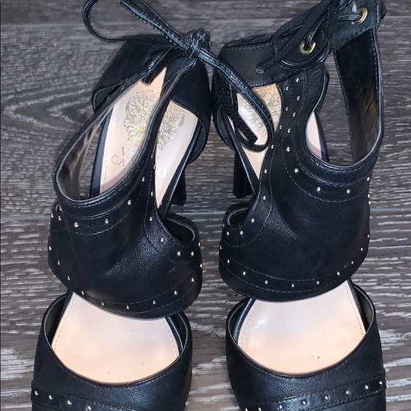 VINCE CAMUTO ANKLE WRAP BLACK AND GOLD HEELS SZ8.5 - Picture 3 of 6